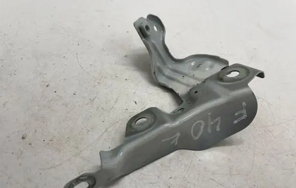 BMW 1 F40 Fender mounting bracket 7450387