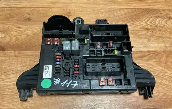 Opel Insignia A Fuse module 13277319 08371805009