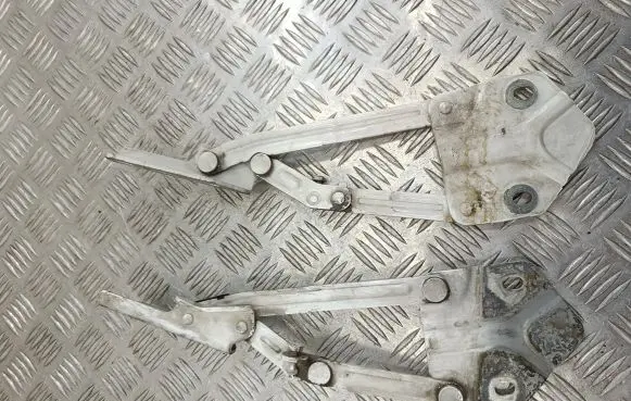Engine bonnet/hood hinges