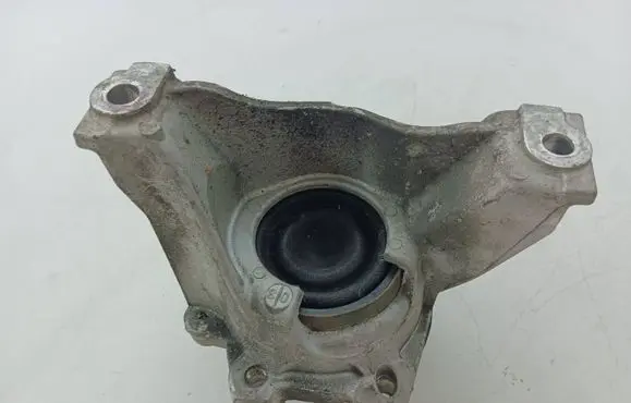 Honda CR-V Engine mount bracket