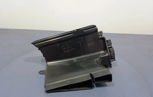 Volkswagen Touareg II Intake resonator 7P0820352A