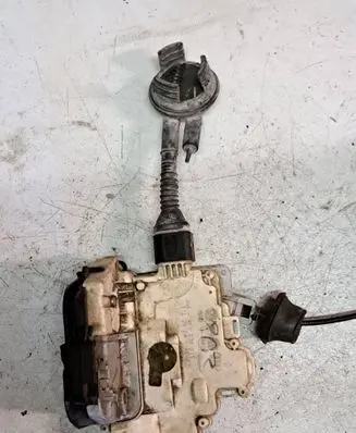 Audi A6 S6 C6 4F Front door lock 4F0839015