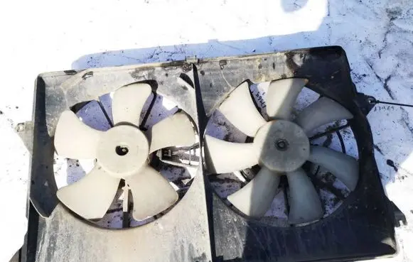 Radiator cooling fan shroud