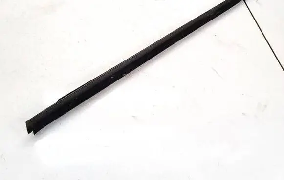 Skoda Octavia Mk2 (1Z) Front door glass trim molding