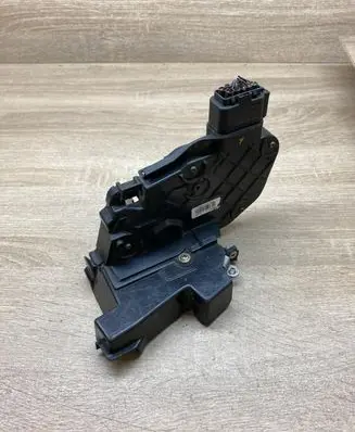 Ford C-MAX I Front door lock 3M5AR21812MR