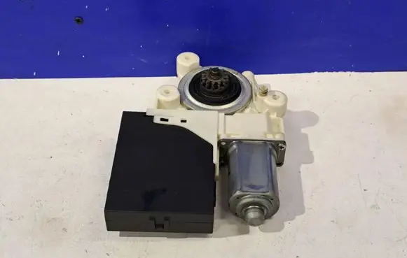 Volvo V50 Front door window regulator motor 30737675