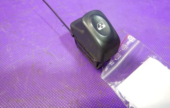 Renault Megane I Quarter vent window switch 429998K