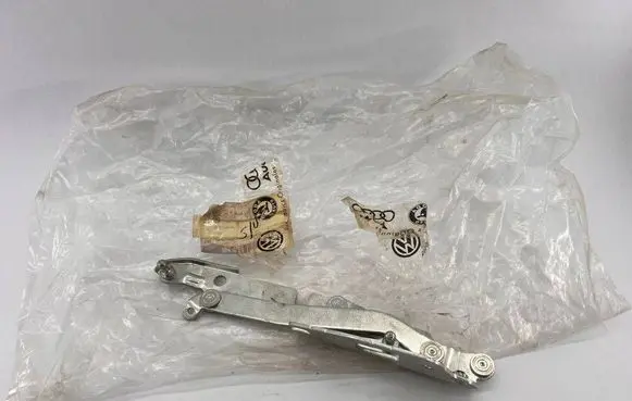 Audi A4 S4 B7 8E 8H Tailgate/trunk/boot hinge 8E5827302G Z706