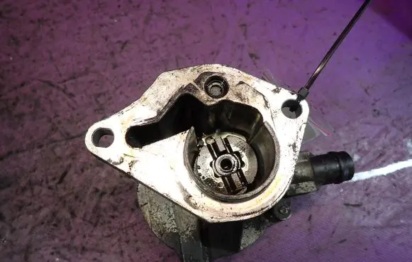 Renault Megane II Vacuum pump