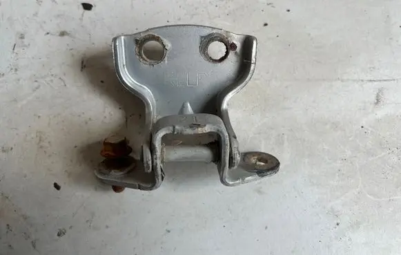Chevrolet Aveo Rear door lower hinge