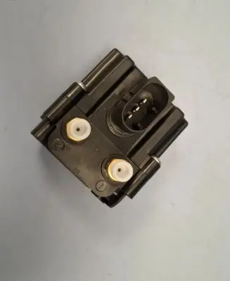 BMW 5 GT F07 Air suspension valve block 37206875176