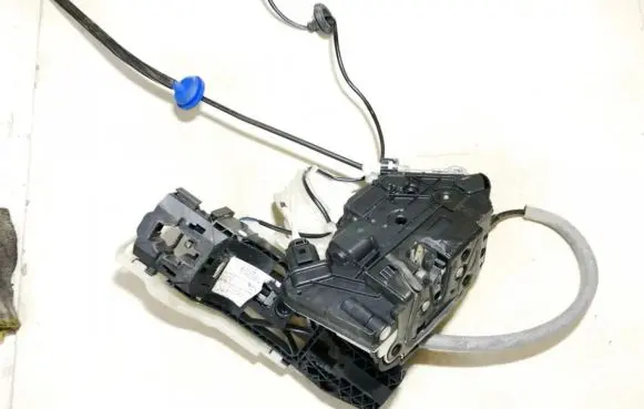 Volkswagen Scirocco Front door lock 5n2837015e