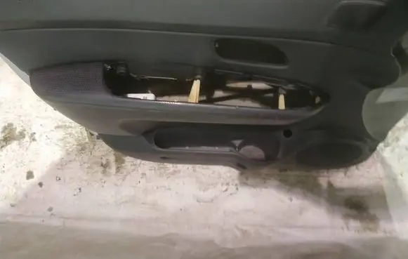 KIA Carens II Front door card panel trim