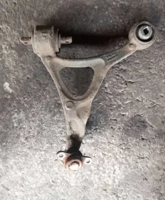 Volvo XC90 Front lower control arm/wishbone 8646613