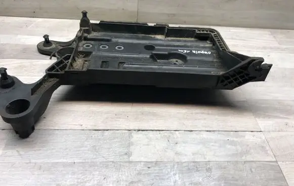 Skoda Octavia Mk3 (5E) Battery tray 5Q0915331J 5Q0915321H
