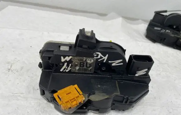 Opel Zafira C Rear door lock