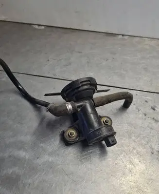 Volkswagen Golf III Vacuum valve 023906281
