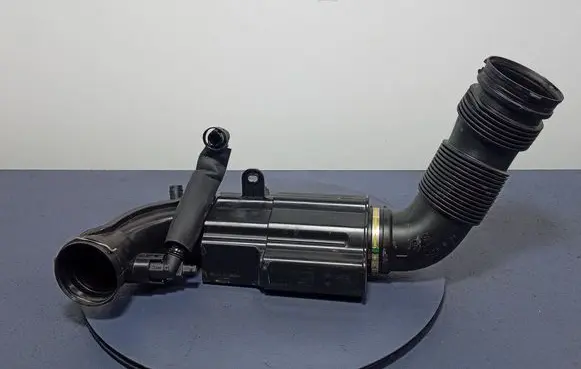 BMW 1 F40 Intake resonator 8675263