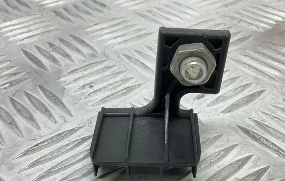 Headlight/headlamp mounting bracket