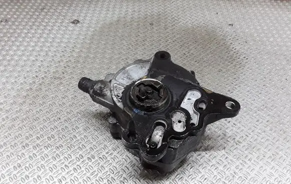 Volkswagen Golf V Vacuum pump 03G145209