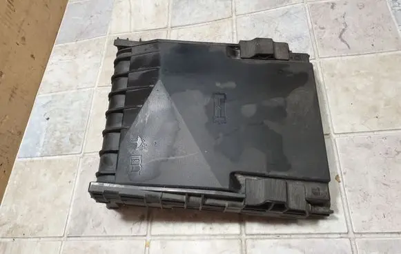Volkswagen PASSAT B6 Fuse box cover 1K0937132F