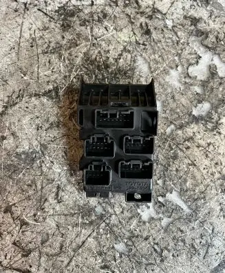 Toyota Avensis T250 Fuse module 8273405030