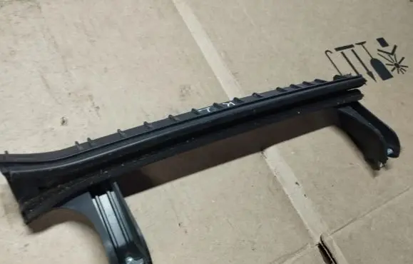 Jeep Renegade Rear door windshield rail 51953352