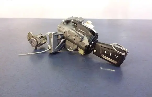 Toyota Avensis T270 Ignition lock 8978305030