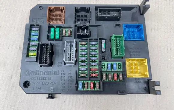 Peugeot 508 Fuse module 9664992380