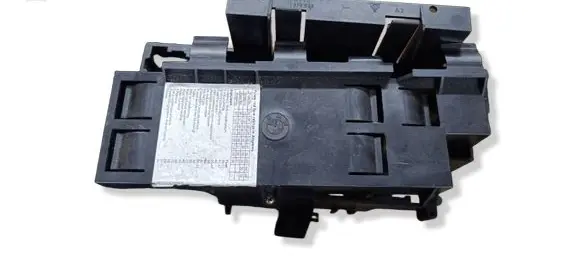 BMW 7 E32 Relay mounting block 61131378539