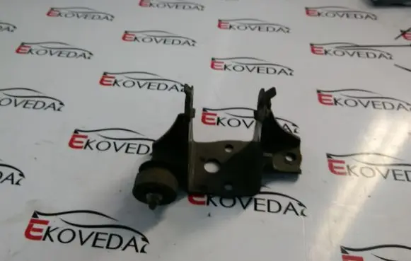 Toyota RAV 4 (XA30) Engine mounting bracket