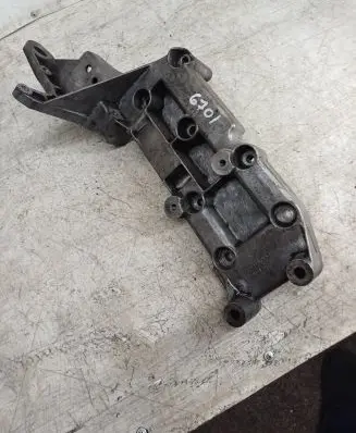 Volvo XC90 Generator/alternator bracket 8642196
