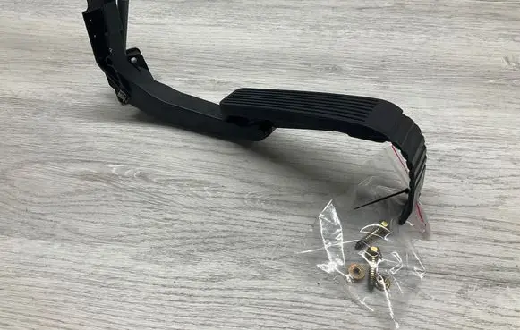 Mercedes-Benz SL R129 Accelerator throttle pedal 1293010001 1293010520 1293010382