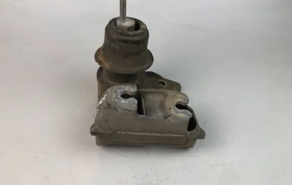 Subaru Legacy Engine mounting bracket
