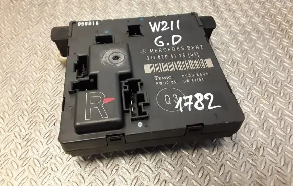 Mercedes-Benz E W211 Door control unit/module 2118704126 A2118704126