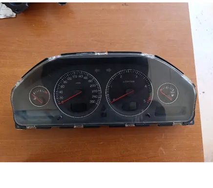 Volvo V70 Speedometer (instrument cluster) 30682277