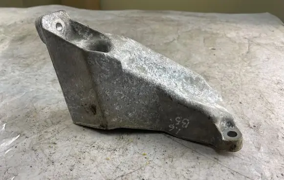 Volkswagen PASSAT B5 Engine mounting bracket 8d0199307p