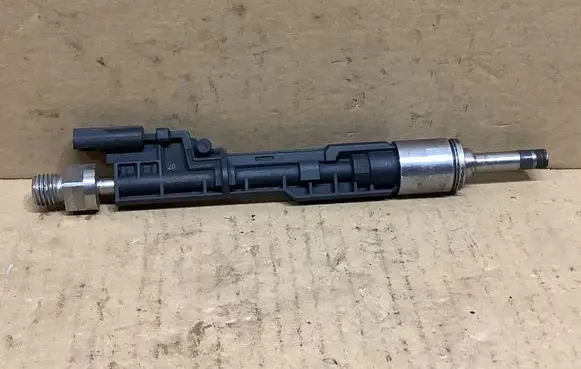BMW X6 E71 Fuel injector 7597870 0261500109