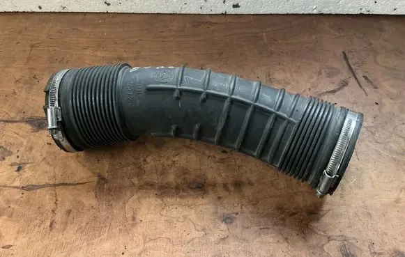 Volvo V70 Air intake hose/pipe 6898050