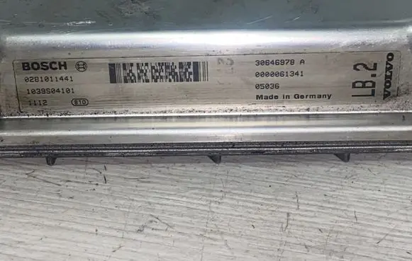 Volvo V70 Engine control unit/module 30646978A 1039S04101 0281011441