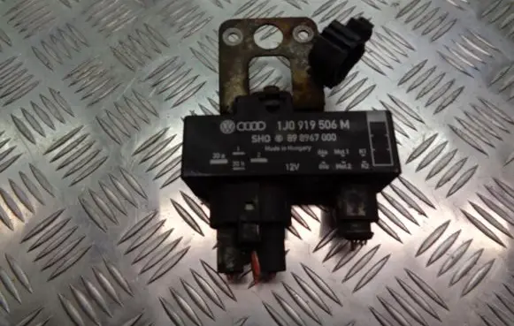 Skoda Fabia Mk1 (6Y) Coolant fan relay 1J0919506M