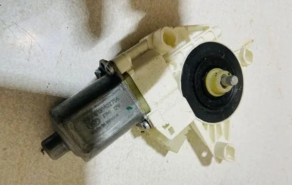 Mercedes-Benz GLE AMG (W166 - C292) Front door window regulator motor A1669060201