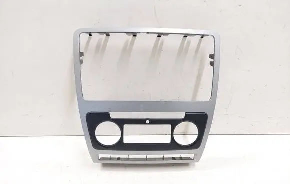 Skoda Octavia Mk2 (1Z) Radio/GPS head unit trim YX1CZ