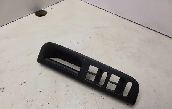 Volkswagen PASSAT B5 Front door window switch trim 3B1867171E