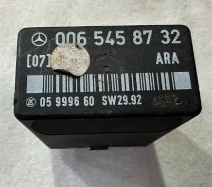 Mercedes-Benz E W124 Fuel pump relay 0065458732