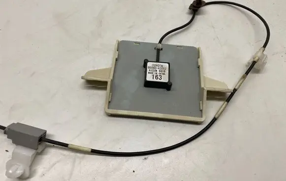 Toyota RAV 4 (XA40) Aerial GPS antenna 8686042052 6G18