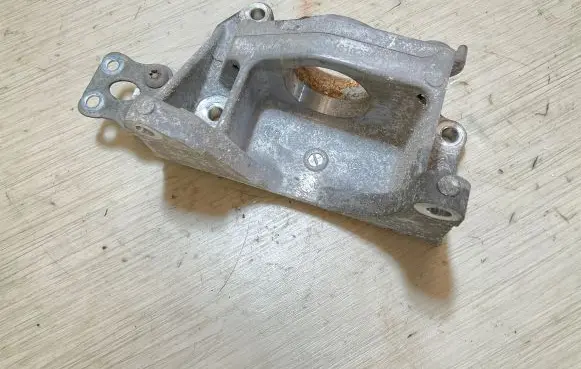 Nissan Leaf II (ZE1) Driveshaft support bearing bracket 