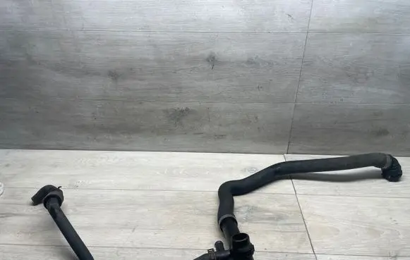 Engine coolant pipe/hose