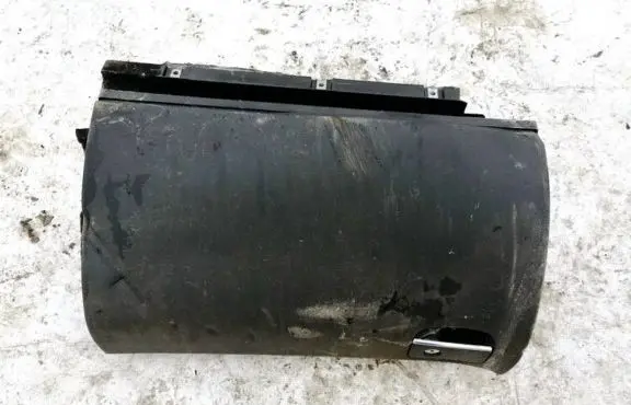 Glove box