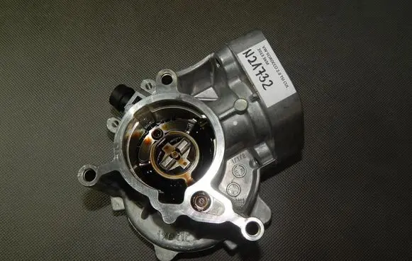 Volkswagen Scirocco Vacuum pump 06L145100B
